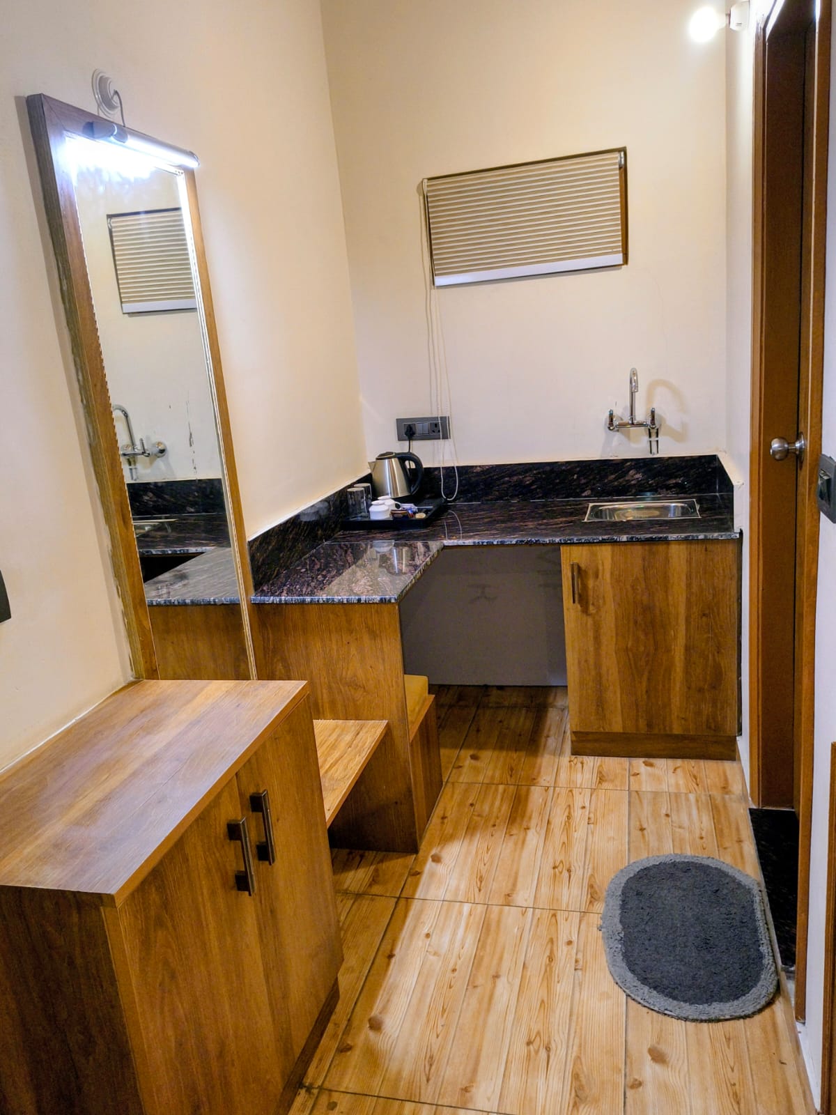 Cozy home stay in Naukuchiatal with lake view